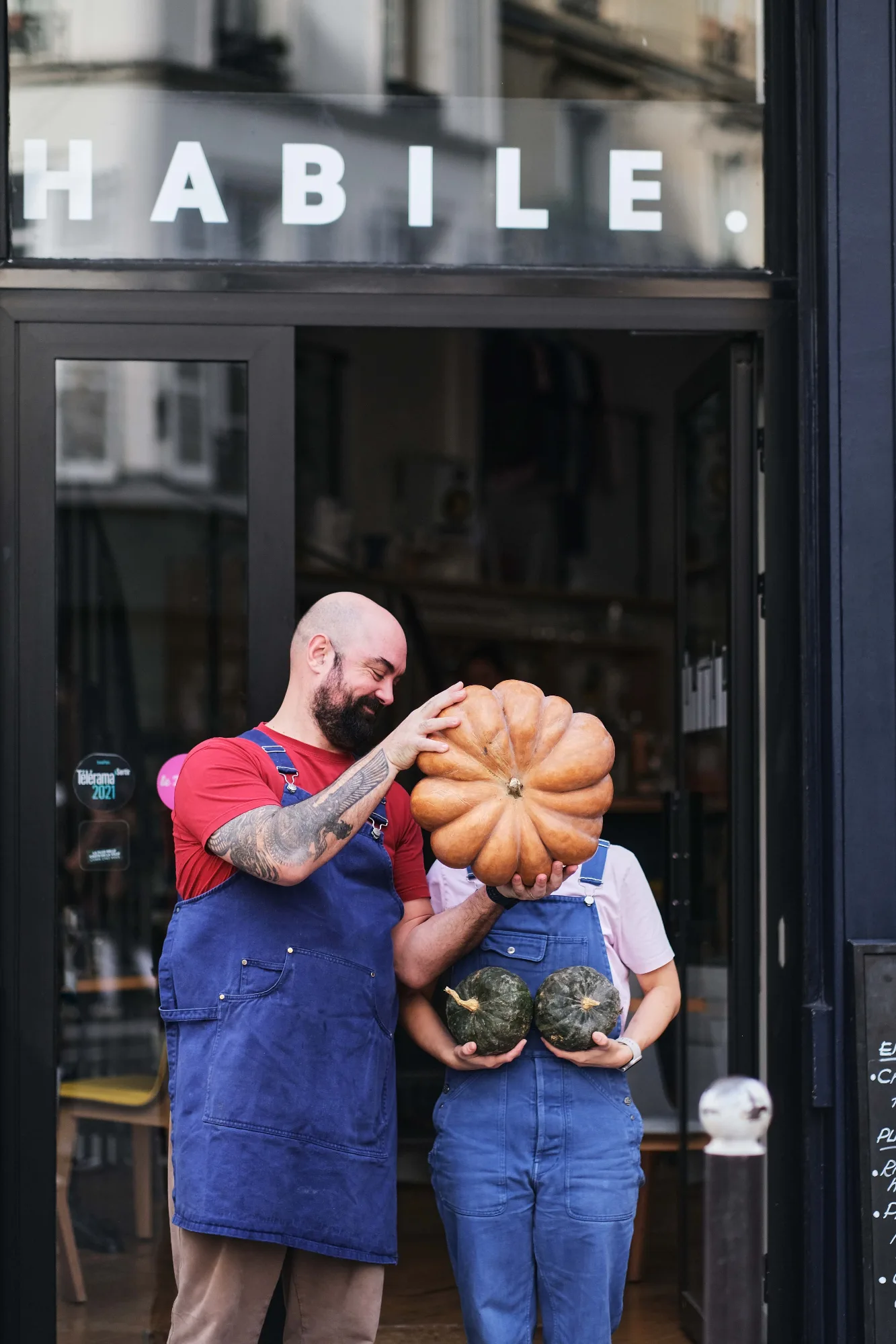 Camille Andrieux et Eric Fontanini posent devant la façade du restaurant, tenant de grosses courges d'automne avec malice - photo 3