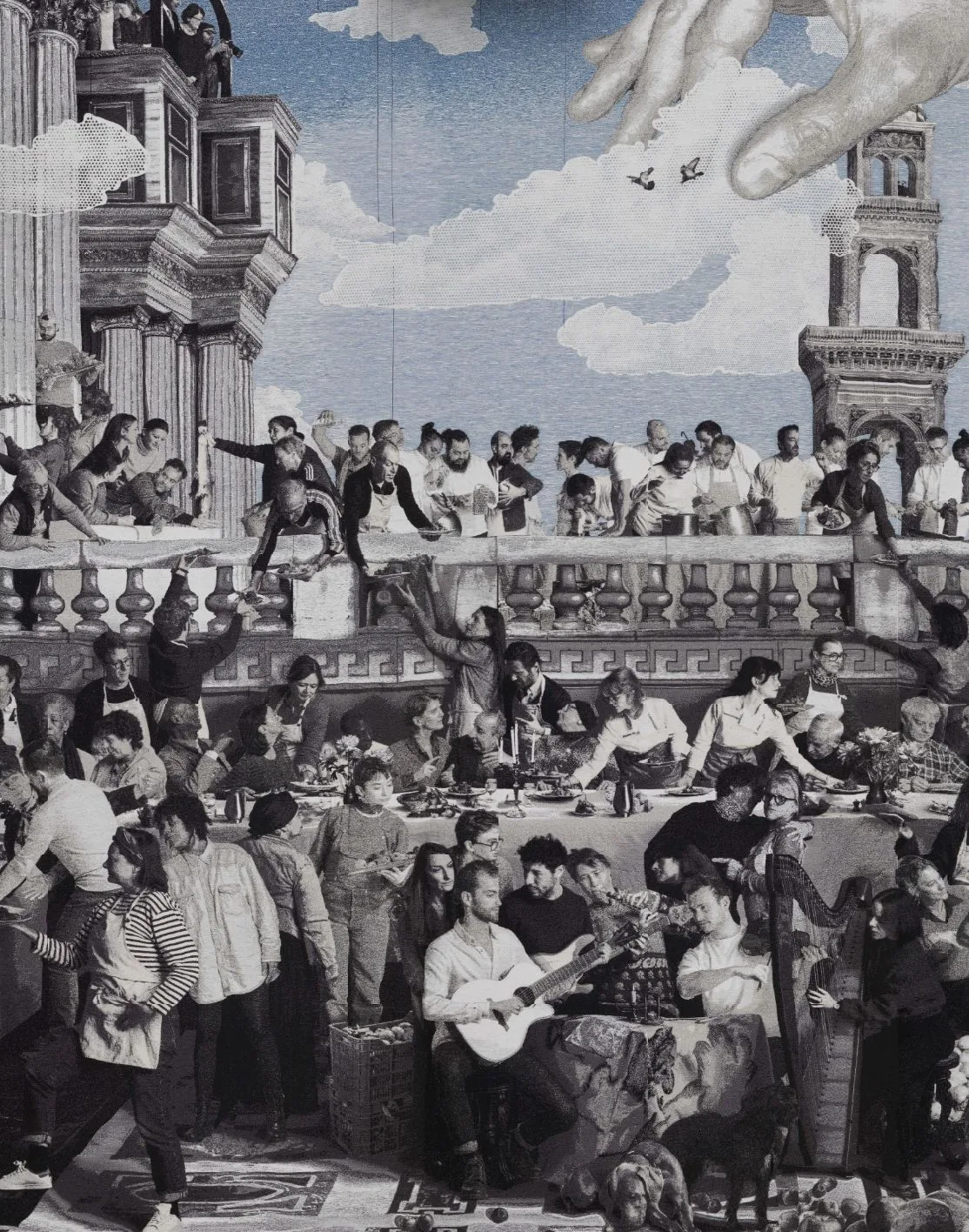 Collage en noir et blanc évoquant un grand banquet collectif, mêlant cuisiniers en tablier, musiciens et convives dans un décor de fresque monumentale.
