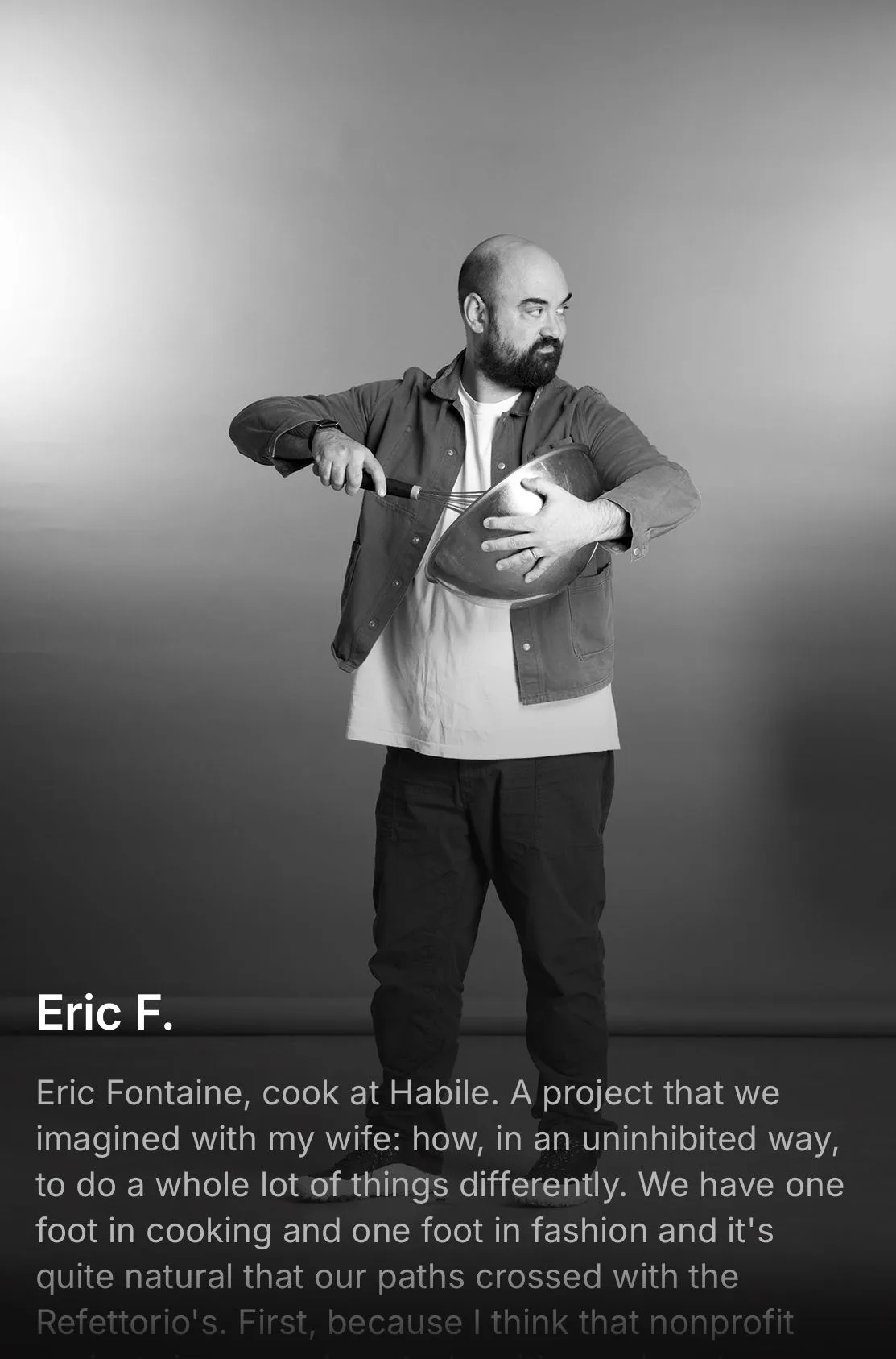 Un cuisinier en tablier tient un saladier et un fouet, portrait en noir et blanc pour le journal du restaurant HABILE.
