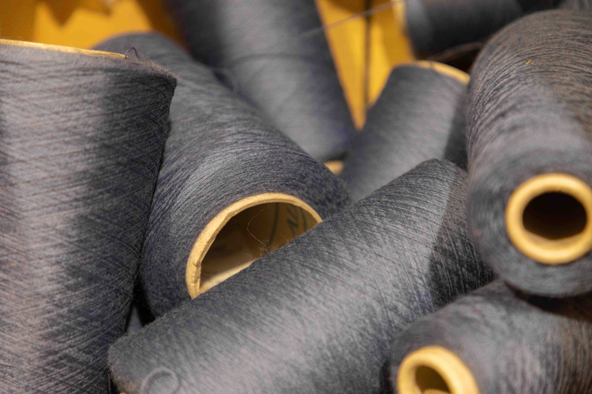 Bobines de fil de laine mérinos dans l'usine historique de Saint James qui produits les pulls, bonnets et écharpes HABILE en série limitée.