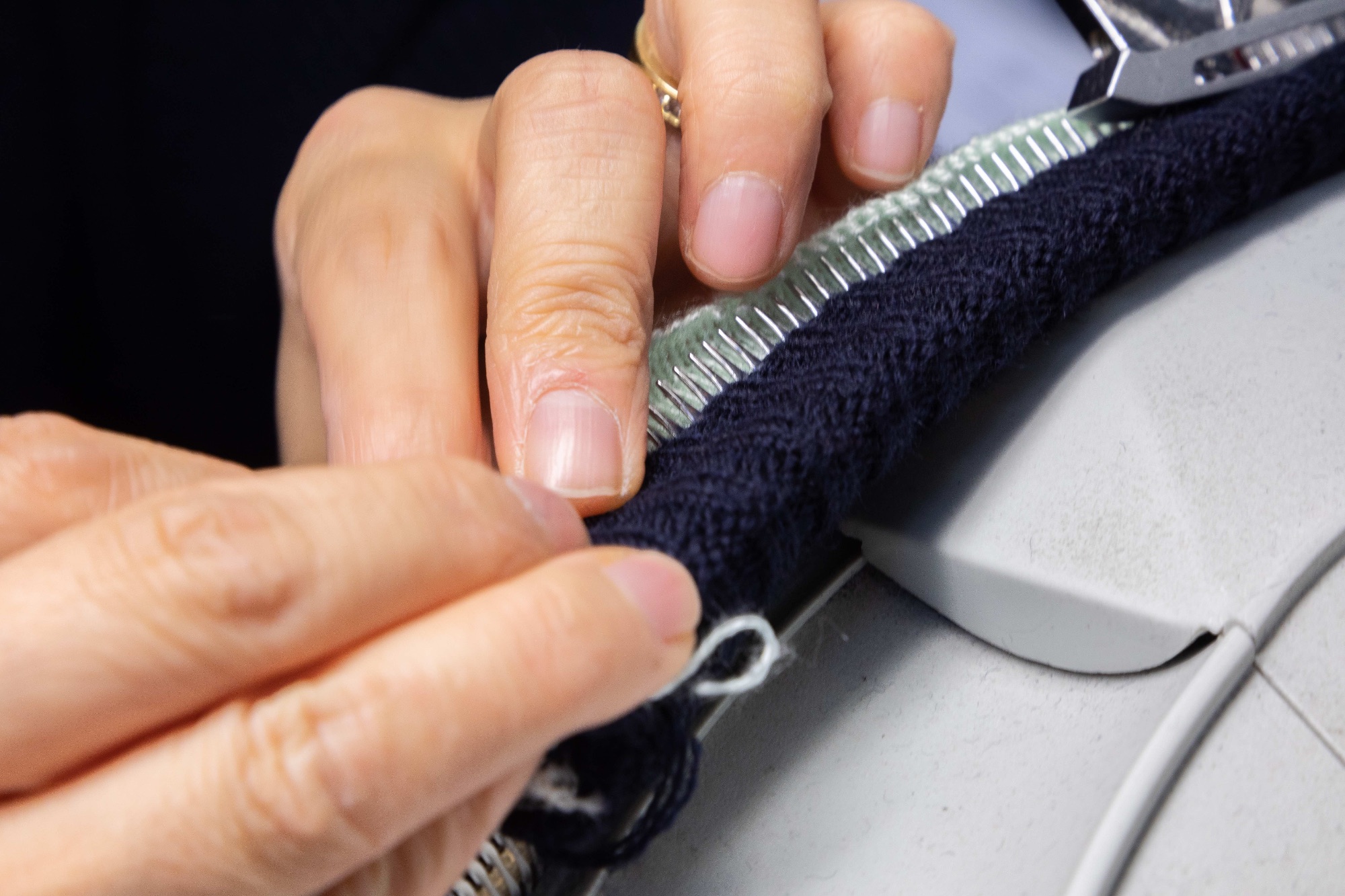 Finitions réalisées à la main par l'usine Saint James en France pour la production des pulls HABILE réalisées en série limitée