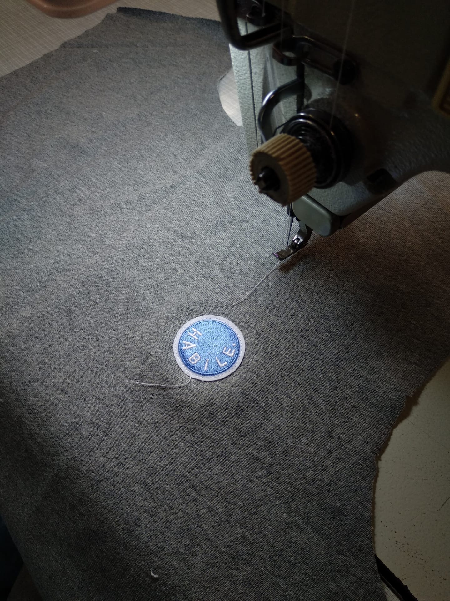Montage au Portugal des sweat-shirts HABILE réalisés en coton Bio avec le logo emblématique