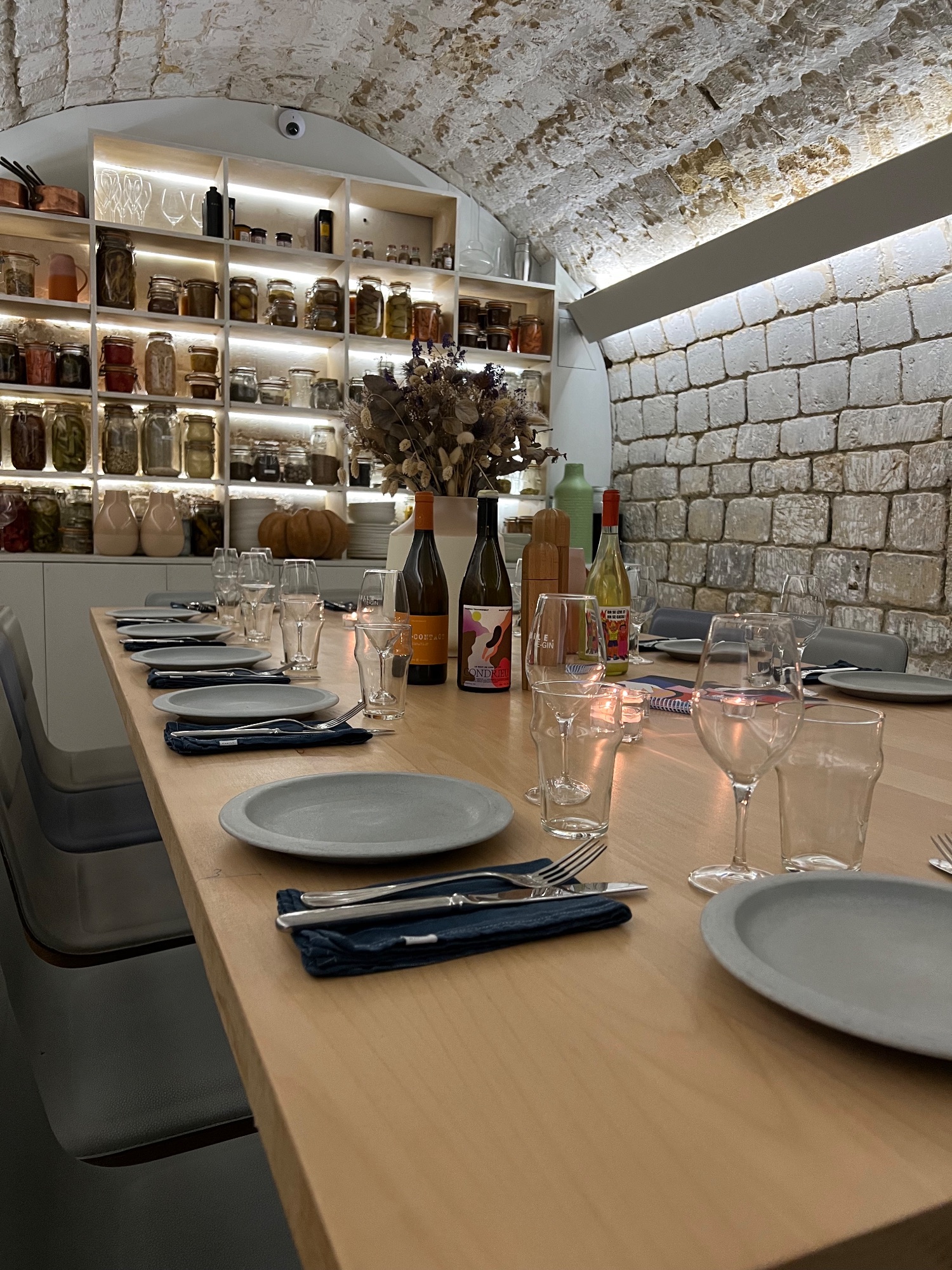 La salle privée HABILE dressée pour un diner entre amis ou en famille